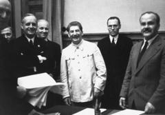 И. Сталин, И. Рибентроп, В. Молотов Москвада 1939-ж. 23-августта "Рибентроп-Молотов" пактысына кол койгондон кийин.