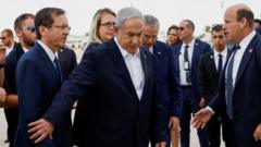 رئيس الوزراء الإسرائيلي بنيامين نتنياهو والرئيس الإسرائيلي إسحاق هرتسوغ أثناء انتظار وصول الرئيس الأمريكي جو بايدن.