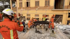 Rescuers who wear the body in a black pouch on a stretcher