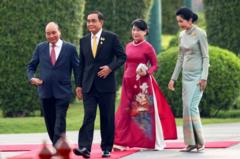 Thủ tướng nước chủ nhà Prayut Chan-o-cha và Phu nhân đón Chủ tịch nước Nguyễn Xuân Phúc và Phu nhân