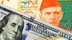 پاکستانی روپیہ اور امریکی ڈالر