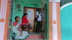 وارلو اپنے شوہر اور ساس کے ساتھ