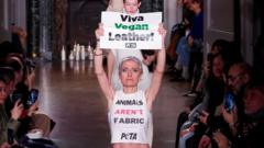 PETA üyeleri, Paris Moda Haftası'nda Victoria Beckham'ın defilesini protesto etti: 'Hiçbir kıyafet hiçbir hayvanın derisinden kıymetli değil'