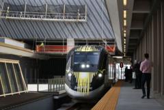 Un tren de Brightline en el andén en Miami.