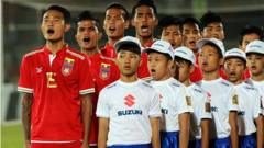 ရန်ကုန်မှာ ကျင်းပတဲ့ ၂၀၁၆ အာရှဘောလုံးအဖွဲ့ချုပ် ဆူဇူကီးဖလားပြိုင်ပွဲ အုပ်စုပွဲမှာ နိုင်ငံတော်သီချင်း သီဆိုနေတဲ့ မြန်မာအသင်းသားတွေနဲ့ ကလေးငယ်တွေ