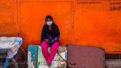 Женщина на опустевшем базаре в Дели