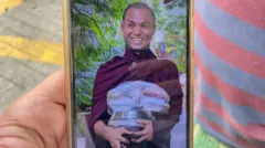 In the hands you can see how the mobile phone photo is smiling