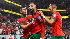 Youssef En-Nesyri (tengah) dan rekan-rekannya merayakan gol ke gawang Portugal dalam babak perempat final Piala Dunia 2022. Berkat golnya, Maroko menjadi tim Afrika pertama yang lolos ke laga semifinal Piala Dunia.