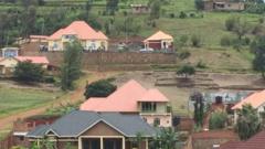 Ubutaka buriho inzu zigezweho n'ziciriritse mu Rwanda