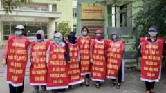 Người dân biểu tình đòi ngân hàng SCB và công ty chứng khoán Tân Việt trả tiền trước trụ sở Ủy ban Chứng khoán Nhà nước Việt Nam
