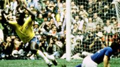 Pelé festeja tras hacerle un gol a Italia en México 1970.