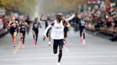 Eliud Kipchoge yazirikanye umuryango we n'abafana be ubwo yavudukaga metero za nyuma z'iyo 'marathon'