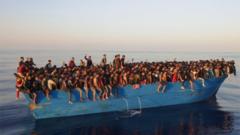 İtalya açıklarında bir göçmen gemisi