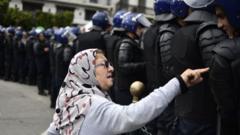 Старија жена прича са алжирским снагама безбедности током скорашњих протеста