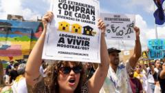 «Canarias tiene un límite»: las multitudinarias protestas contra el turismo masivo que dicen abruma a las islas