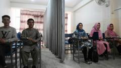 카불의 한 사립대학에서 한 교실이 남학생과 여학생의 공간을 가르는 장막으로 분리되어 있다
