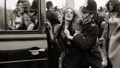 ၁၉၇၁ က လိင်တူချစ်သူ အခွင့်အရေး လှုပ်ရှားတဲ့ Stuart Feather ကို ရဲကားပေါ်ကို ဖမ်းခေါ်နေစဉ်