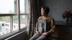 재일조선인 남편과의 결혼식 기념사진을 든 미나카와 미츠코 씨는 현재 북한 원산에서 살고 있다