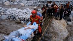 消防员在泸定地震现场救援伤员