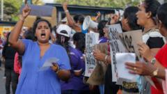 斯里蘭卡科倫坡一場抗議經濟崩潰集會上一名女子帶領群眾喊口號（15/9/2022）