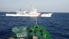 Một tàu (phía trên) của Cảnh sát biển Trung Quốc được nhìn thấy gần một tàu của Cảnh sát biển Việt Nam ở Biển Đông, cách Việt Nam khoảng 210 km, ngày 14 tháng 5 năm 2014