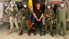 Armed Colombian soldiers show handcuffed drug lord Dairo Antonio Úsuga, known as Otoniel (centre). Photo: 23 October 2021