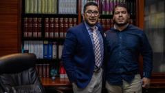 Tomás Obando y su abogado