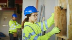 Выполняется утепление стен пустотелых помещений