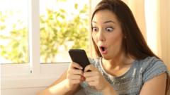 Женщина удивленно смотрит на смартфон