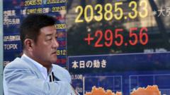 Homem japonês em frente à tela que exibe dados financeiros