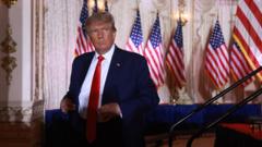 Donald Trump com olhar sério em sala repleta de bandeiras americanas