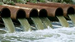 Сточные воды из труб стекают в канал