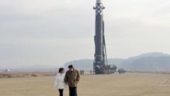 북한 김정은 위원장이 딸의 손을 잡고 걷고 있다