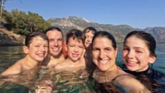 La familia se baña entre montañas en uno de sus viajes.