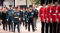 Membros da família real e soldados da guarda real marchando