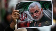 Iraniano segura foto de Qasem Soleimani em Teerã, Irã, no dia 4 de janeiro de 2020