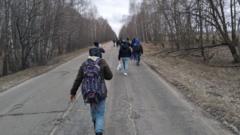 Refugiados afegãos caminham na Ucrânia