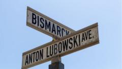 табличка с названиями улиц в Намибии