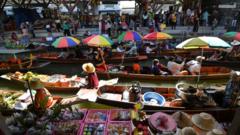 Cảnh một phiên chợ nổi Damnoen Saduak vào ngày 26 tháng 7 năm 2020 ở tỉnh Ratchaburi, Thái Lan