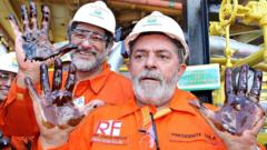 Ex-presidente Lula e ex-presidente da Petrobras, Sergio Gabrielli, com óleo extraído da camada pré-sal nas mãos