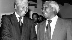 Nelson Mandela na Govan Mbeki mu 1991 mu gihe cyo gusohora igitabo cya Govan