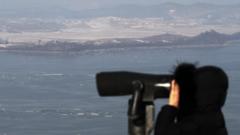 27일 오전 경기 파주 오두산 통일전망대를 찾은 시민들이 북한 황해북도 개풍군 일대를 망원경을 통해 바라보고 있다