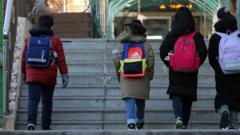 7일 서울시내 초등학교에서 학생들이 등교하고 있다