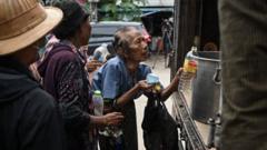 မြန်မာနိုင်ငံ ဆီကုန်သည်နဲ့ ဆီလုပ်ငန်းရှင်များအသင်းက စားအုန်းဆီတွေကို တင်သွင်းပြီး လူတစ်ဦးကို ငါးဆယ်သား တပိဿ စသဖြင့် ခွဲတမ်းနဲ့ ရောင်းချပေး၊