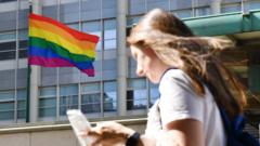флаг ЛГБТ-сообщества в честь "месяца гордости" у здания посольства Великобритании на Смоленской набережной