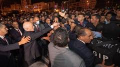 Тунис президенти ўз тарафдорлари билан референдум натижаларини байрам қилди.