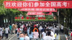中國貴州遵義，高中畢業生們步入高考考場