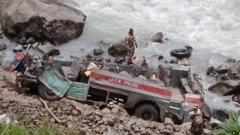 आयटीबीपीच्या 37 जवानांना घेऊन जाणारी बस नदीपात्रात कोसळून 6 मृत्युमुखी