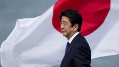 Бывший премьер-министр Японии Синдзо Абэ на фоне национального флага