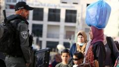 Warga Palestina melewati pos pemeriksaan Israel di Bethlehem untuk menuju Masjid al-Aqsa untuk mengikuti salat Jumat pada 22 April 2022.